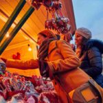 due persone ai mercatini di natale