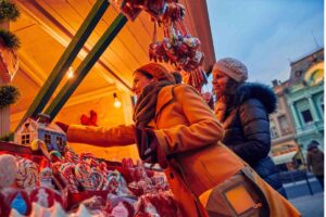 due persone ai mercatini di natale