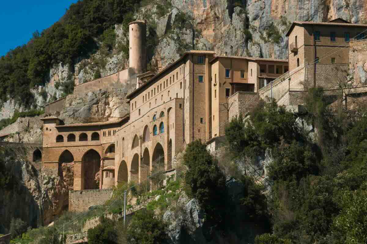 monastero incastonato nella roccia di san benedetto
