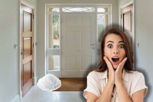 porta d'ingresso chiusa, mucchio di sale e donna sorpresa