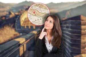 muraglia cinese, cartina italia in icona e donna che pensa