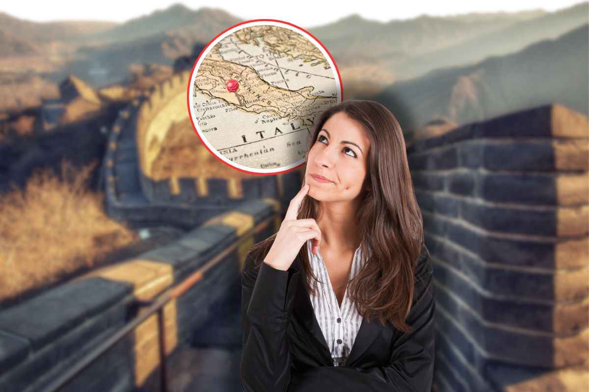 muraglia cinese, cartina italia in icona e donna che pensa