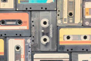 musicassette varie con etichette colorate