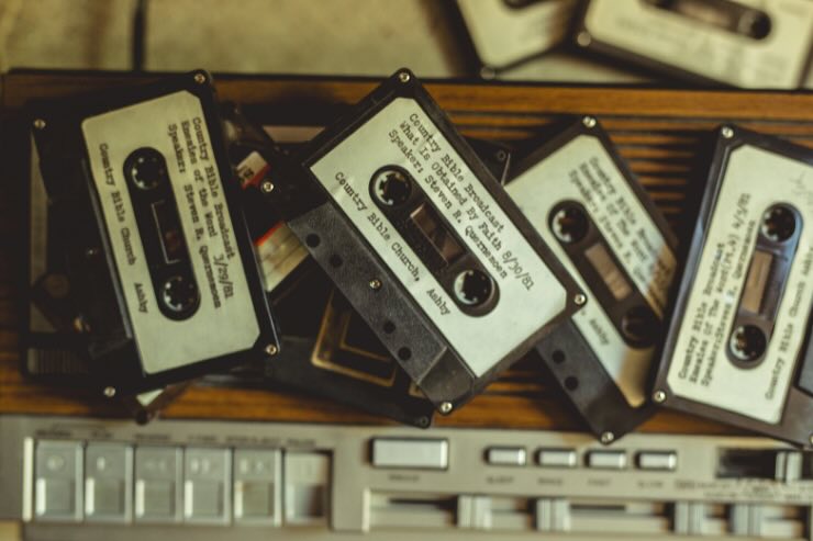 musicassette varie nere con etichette bianche 