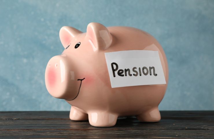 salvadanaio a forma di porcellino con la scritta pensione