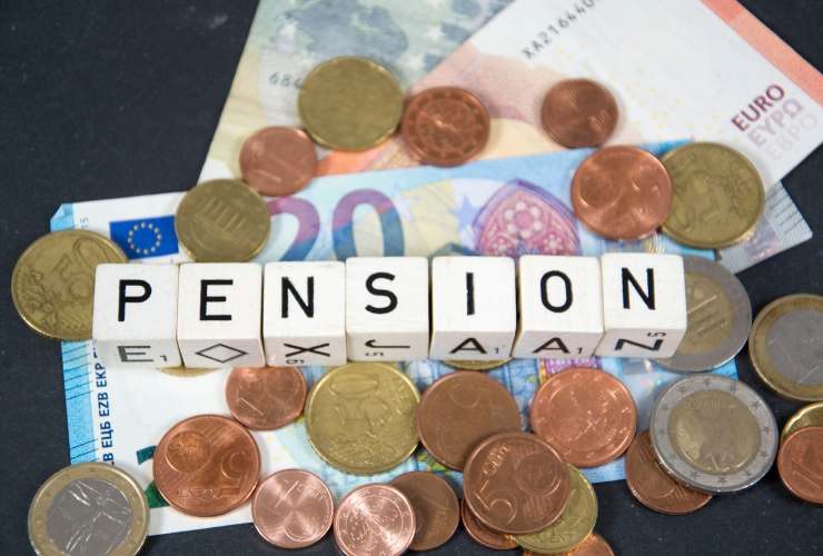 scritta pensioni, monete e soldi