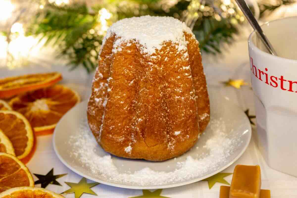 Pandoro nel piatto da portata