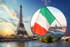 collage tour eiffel e bandiera italiana