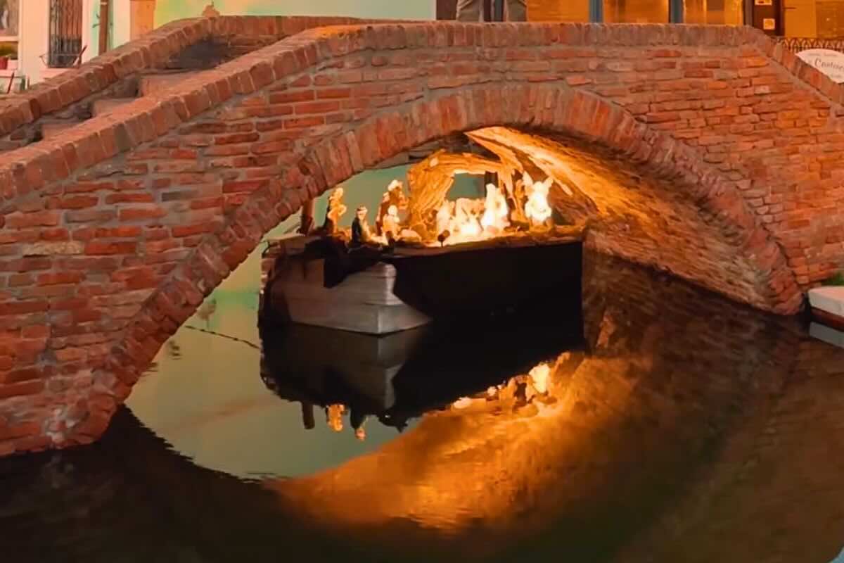 Presepe galleggiante sotto ponte
