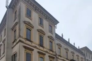 esterno di una residenza nobiliare abbandonata