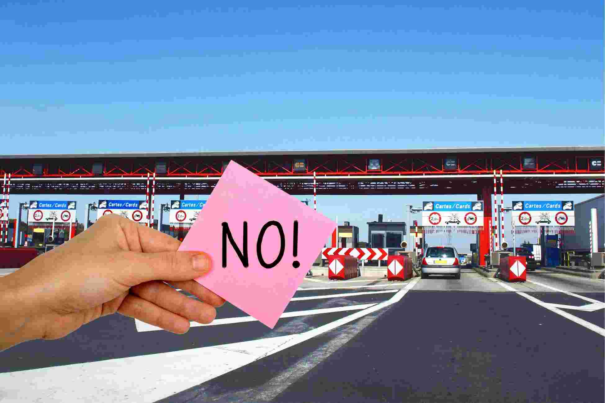 un casello in autostrada e la scritta no