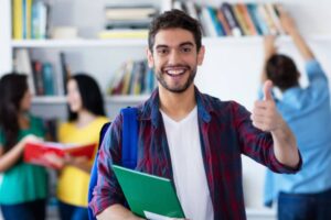 studente che sorride con il pollice verso l'alto