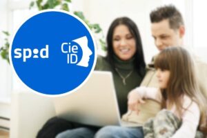 famiglia al PC e logo spid
