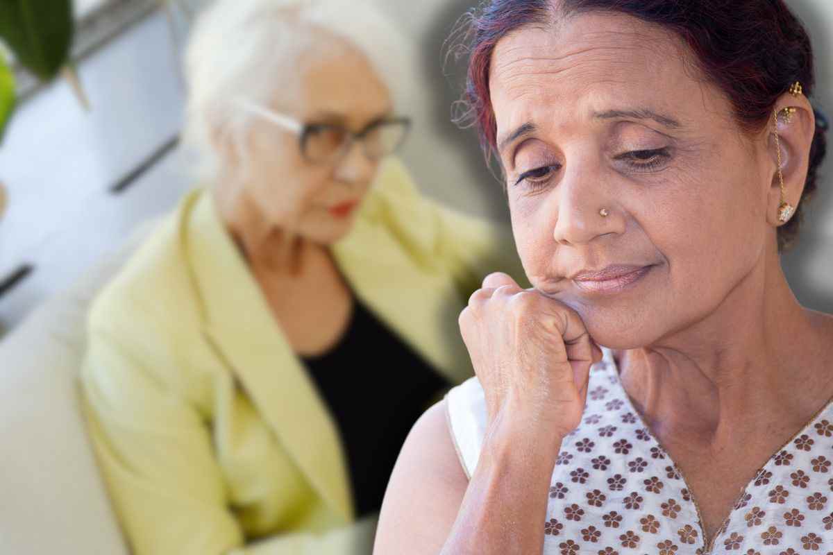 donna anziana che controlla pc e un'altra preoccupata