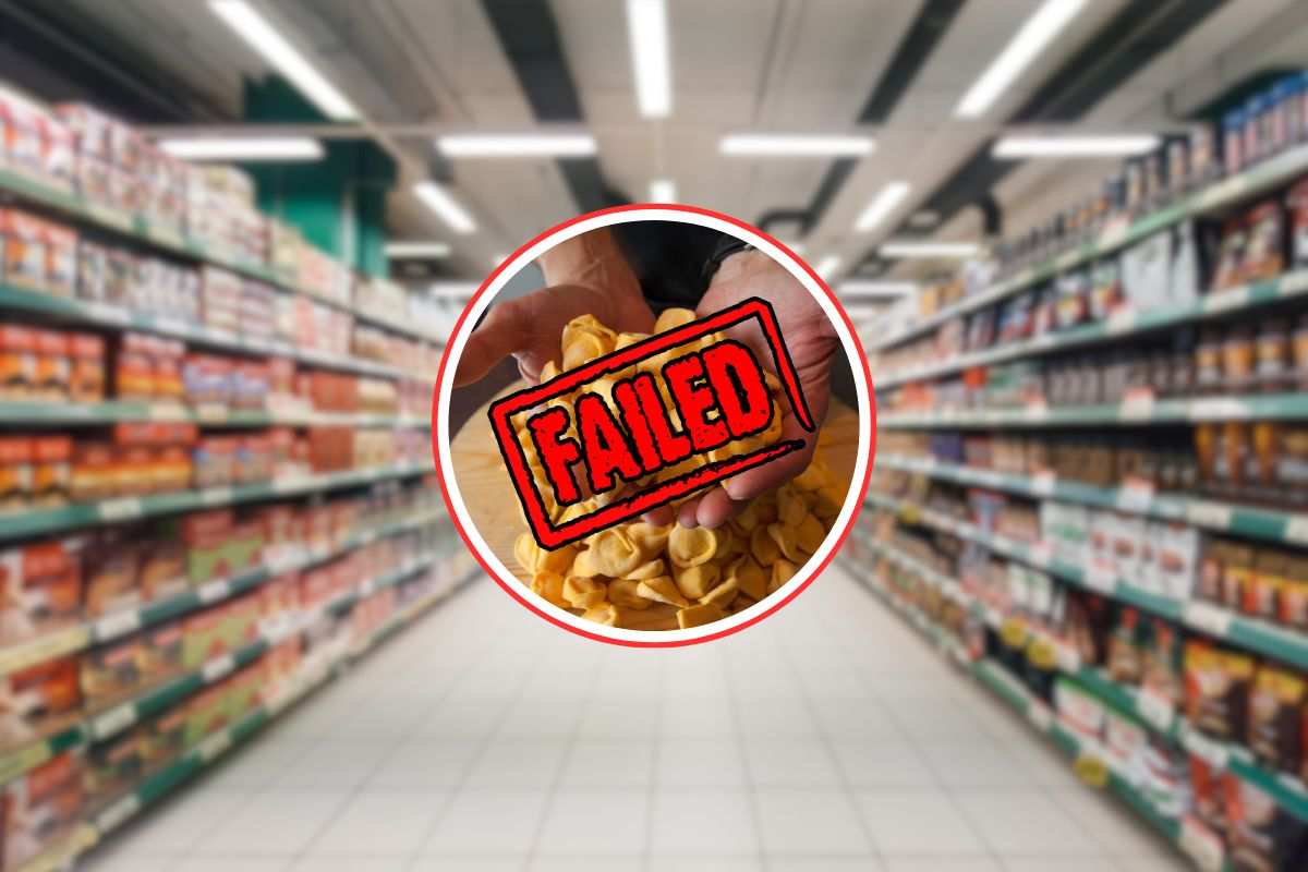 sfondo di un supermercato, con tortellini e scritta failed