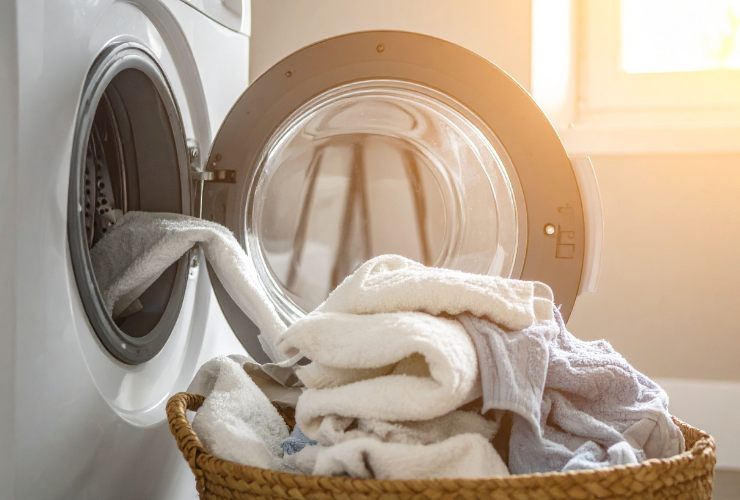bucato fuori dal cestello della lavatrice