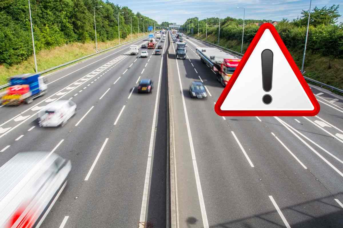 autostrada e un segnale di attenzione