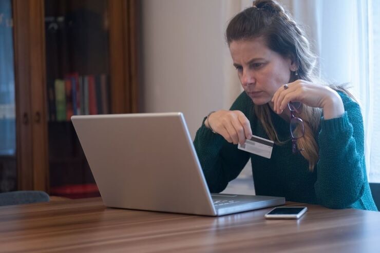 Donna con carta davanti al PC