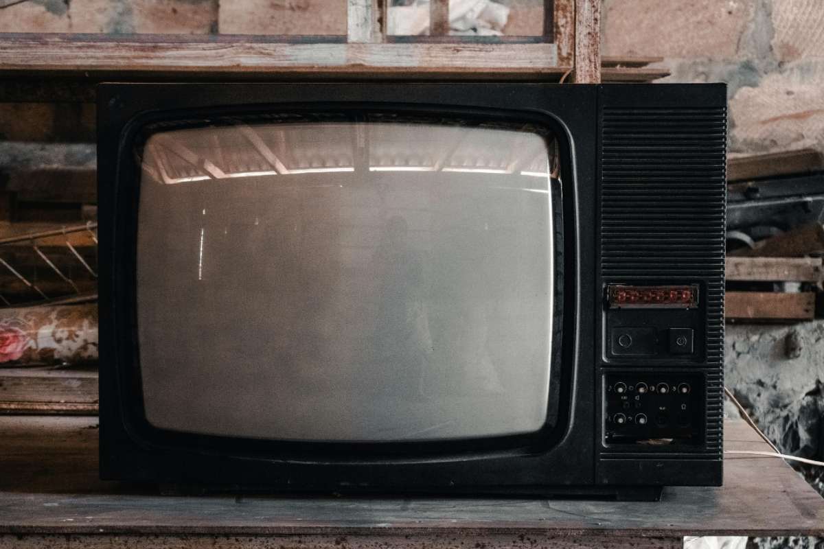 vecchio televisore a tubo catodico