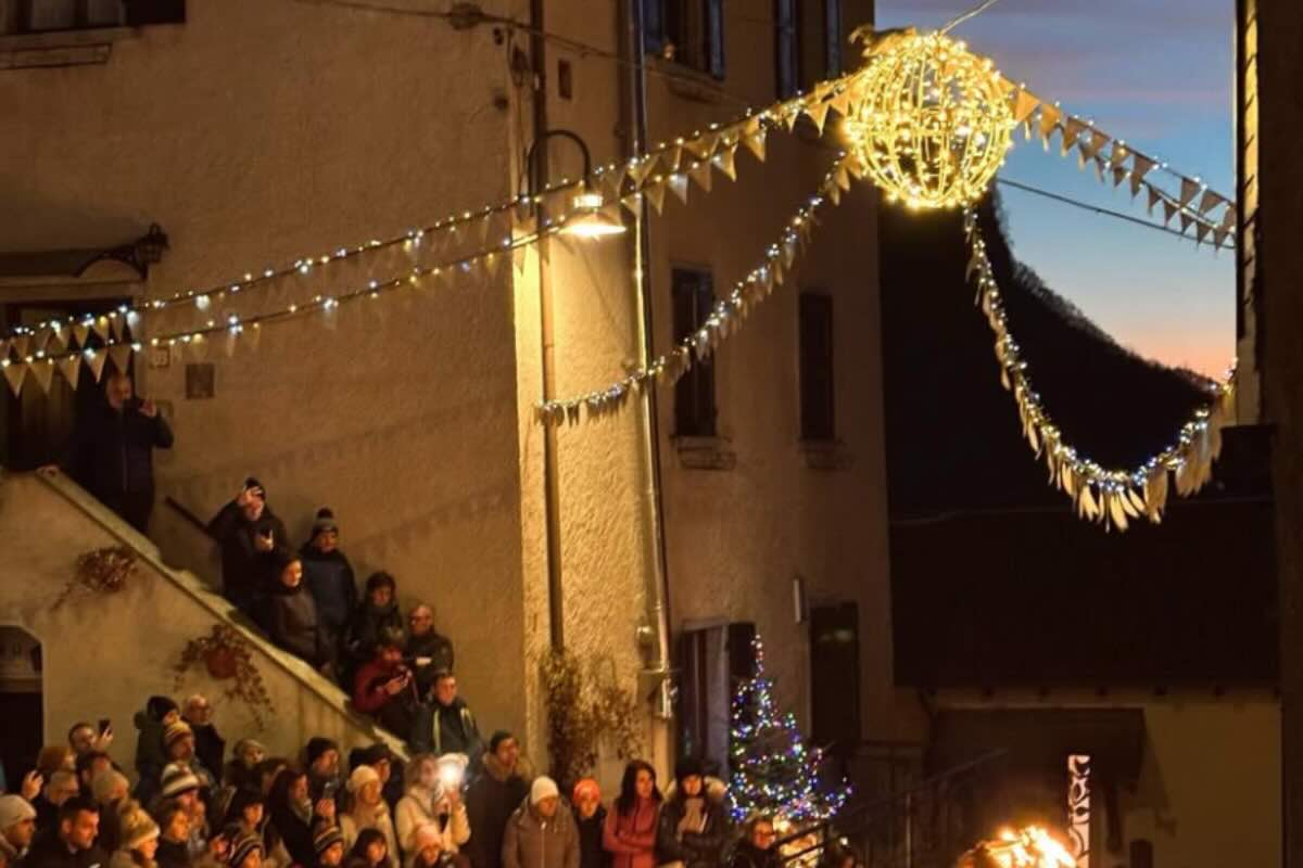 luminarie e gente che le guarda